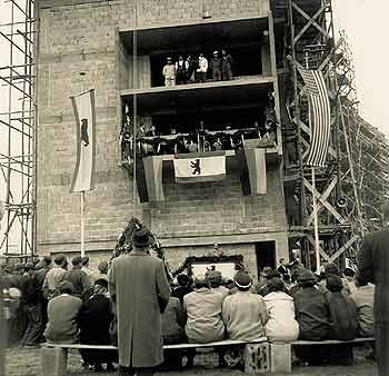 Blick vom Brandenburger Tor bis zum Olympiastadion: Richtfest 1957 im Gropiushaus