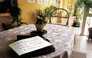 Zettel auf Zimmertisch: Im Bunten Haus erwarten die Bewohnerinnen die Rückkehr von Hildegard