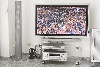 Zimmer mit einer Heimanlage und großem Flachbildfernseher