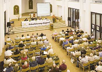 DMB-Bundesdirektor Dr. Franz-Georg Rips spricht zu den BMV-Delegierten in einer Kirche in Friedrichshain