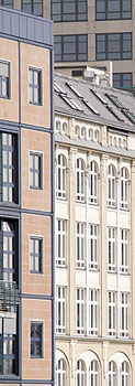 Häuserfassaden mit verschiedenen Fenstern