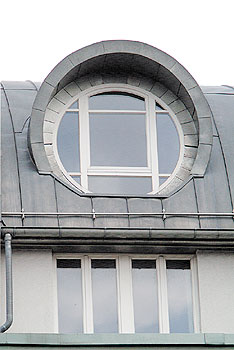 Rundes Fenster im Dachgeschoss