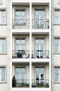 Fenster mit Balkonen und Gittern