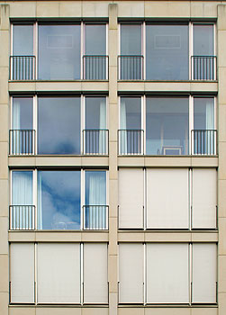 8 gleichartige Fenster in Fassade