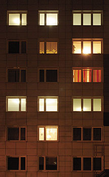 Leuchtende Fenster bei Nacht