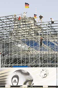 Baurbeiter beim Gerüstaufbau für den Nachbau des Olympiastadions vor dem Reichstag