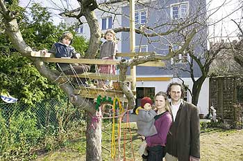 Familie Harries mit ihren Kindern im Garten ihres Hauses in Tempelhof