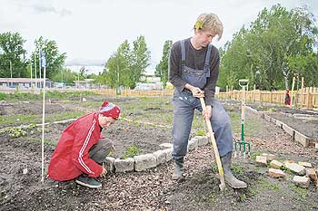 Bürgergarten Laskerwiese in Friedrichshain-Kreuzberg - Anwohner bei der Gestaltung der Anlage