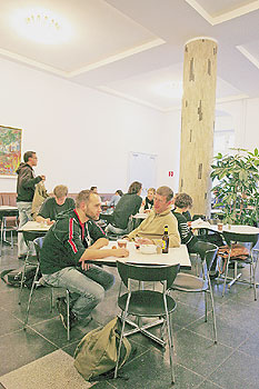 Studenten in einer Cafeteria