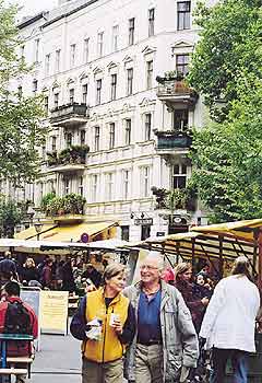 Marktstände und Kneipen am Kollwitzplatz
