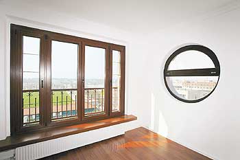 Fensterfront in einer Wohnung des luxussanierten Plattenbaus