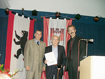 Bezirksverordnetenvorsteher Ulrich Davids, Franz Kottke, Bezirksbürgermeister Dr. Christian Hanke bei der Preisverleihung