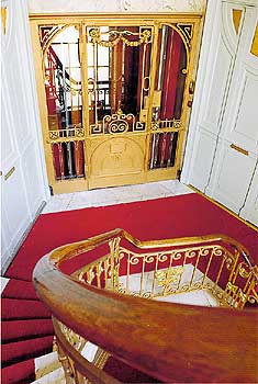 Treppenhaus und Fahrstuhl in einem Berliner Gründerzeit-Wohnhaus