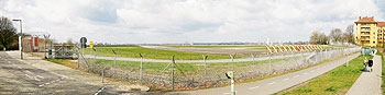 Tempelhofer Feld - ein Blick von Begrenzungszaun