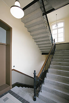 Gehobene Ausstattung im ehemaligen Knast: Granit und Parkett im Treppenhaus