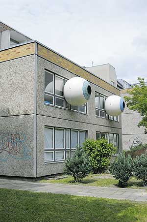Zwei große, künstlerisch gestaltete Augäpfel an einer Plattenbau-Fassade