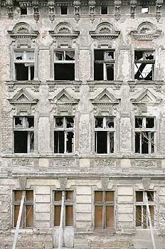 Altbauruine mit defekten Fenstern und Abstützungen im Erdgeschoss