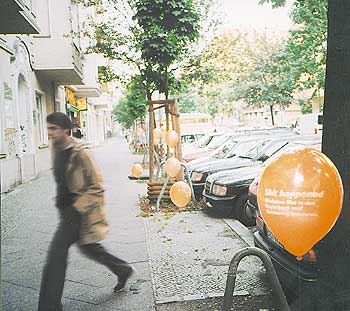 Mit Luftballons markierter Hundekot am Straßenrand