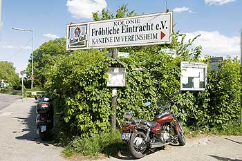 Schild mit der Aufschrift 'Kolonie Fröhliche Eintracht e.V.' am Eingang zu einer Schrebergartensiedlung