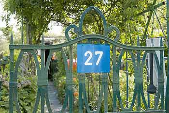Parzellennummer '27' an einem schmiedeisernen Tor zu einer Schrebergartenparzelle