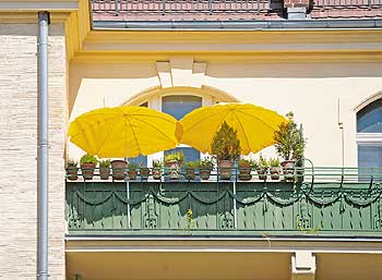 Zwei Sonnenschirme auf einem Balkon
