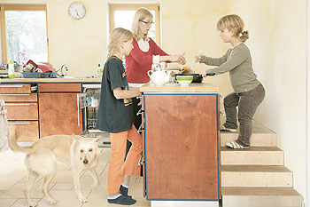 Die kleinwüchsige 13-jährige Heidi an einem bedarfsgerecht umgebauten Küchentisch