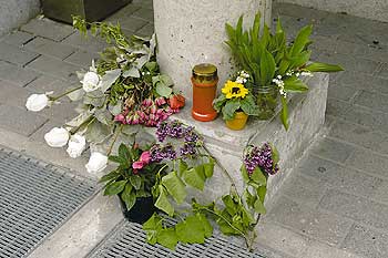 Blumensträuße und Kerzen zum Gedenken an Dieter Bernhardt