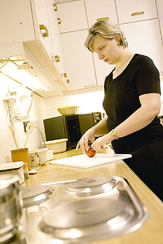 Sehbehinderte Mieterin bei Küchenarbeiten