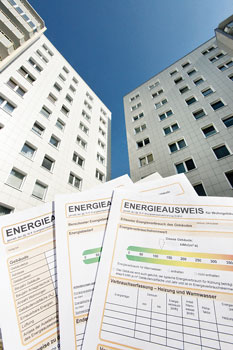 Energieausweise vor Hochhausfassaden