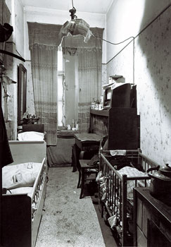 Historische Aufnahme: Enge Einzimmerwohnung in den 20er Jahren