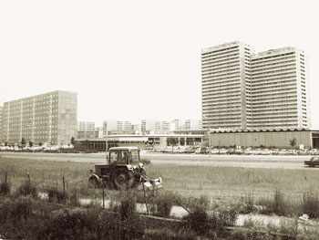 Neubau auf der grünen Wiese. Hier: der Ost-Berliner Bezirk Marzahn in den 80er Jahren