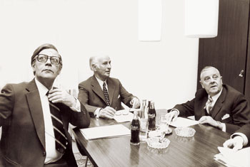 Mietertag 1977 in Hamburg: Bundeskanzler Helmut Schmidt mit dem damaligen DMB-Präsidenten Nevermann (Mitte) und dessen Vize Günter (rechts)