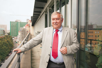 Der jetzige DMB-Präsident Franz-Georg Rips auf einem Balkon an der Bundesgeschäftstelle