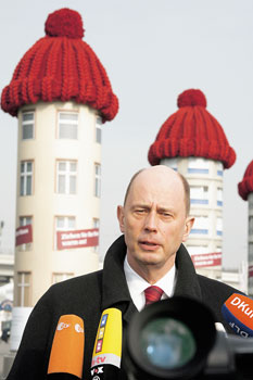 Der ehemalige Bundesbauminister Tiefensee 2006 anlässlich einer Aktion für sein CO2-Gebäudesanierungsprogramm: Häuser mit Wollmützen