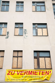 Transparent an leerstehendem Haus 'Zu vermieten'