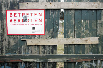 Verbotsschild am Grundstück Gottlieb-Dunkel-Straße
