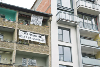 Protestplakate in der Calvinstraße 21