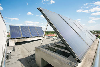 Auf dem Dach montierte Solaranlagen