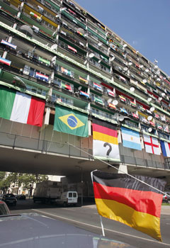 WM-Beflaggung an einer Schöneberger Wohnanlage