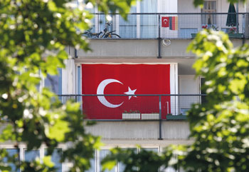 Türkische Großfahne auf Wohnbalkon