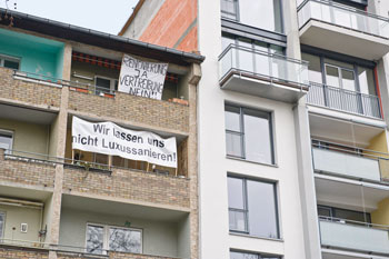 Protestplakate am Haus Calvinstraße 21