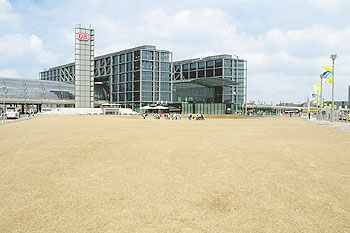 Der neue Berliner Hauptbahnhof, in dessen Umfeld soll das 'Lehrter Stadtquartier' entstehen