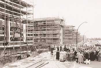 Besichtigung einer Baustelle des Sozialen Wohnungsbaus in den 50er Jahren durch eine große Menschengruppe