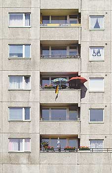 Sozialer Wohnungsbau heute: Plattenbaufassade mit Balkonen