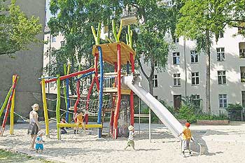 Sozialer Wohnungsbau heute: Spielplatz in Baulücke