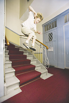 Kind springt die Treppe hinunter - ist hinzunehmen
