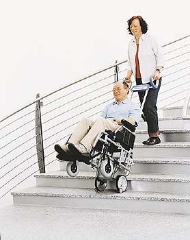 Ein Spezialrollstuhl hilft Treppen ohne Kraftaufwand zu überwinden
