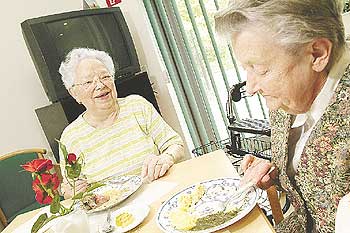 Dienstleistungen wie der angelieferte Mittagstisch machen den Alltag für Senioren angenehmer