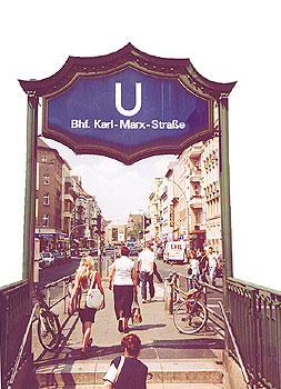 Ein- und Ausgang des U-Bahnhofs Karl-Marx-Straße in Neukölln