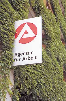 Schild der Agentur für Arbeit an der Hauswand eines Jobcenters